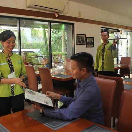 Hotel Grand Karawang Indah Экстерьер фото