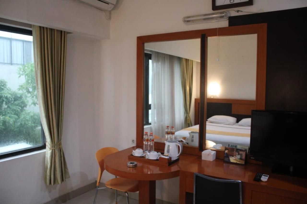 Hotel Grand Karawang Indah Экстерьер фото