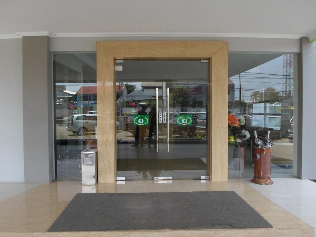 Hotel Grand Karawang Indah Экстерьер фото
