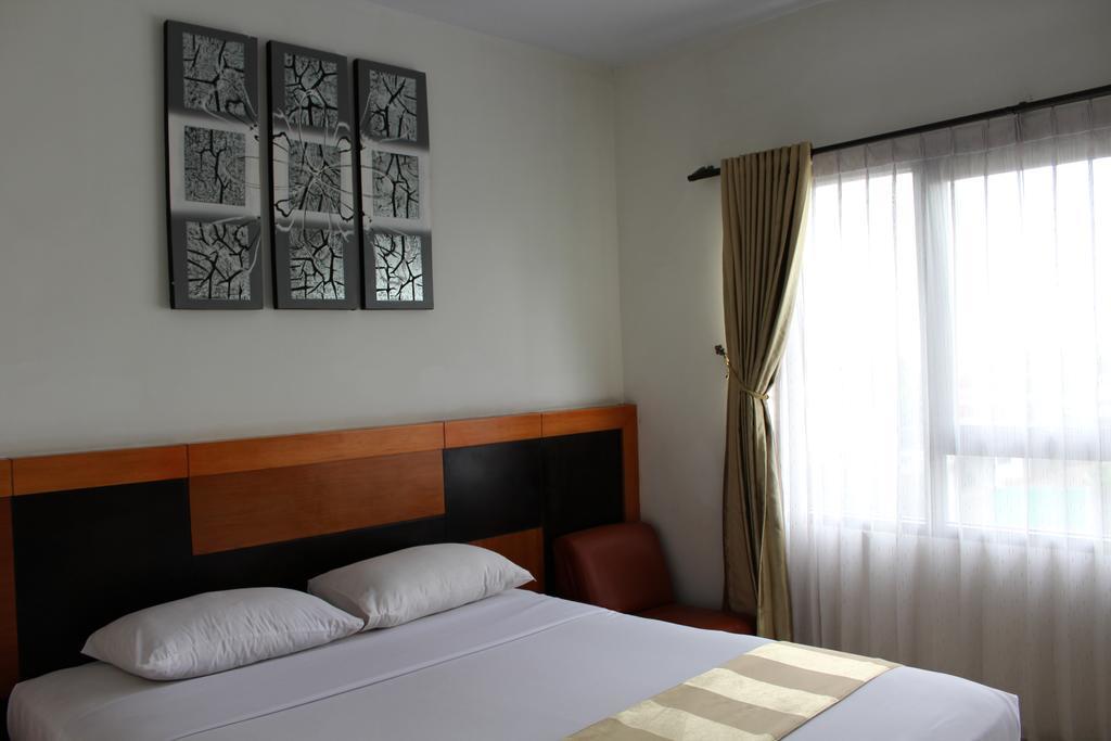 Hotel Grand Karawang Indah Экстерьер фото