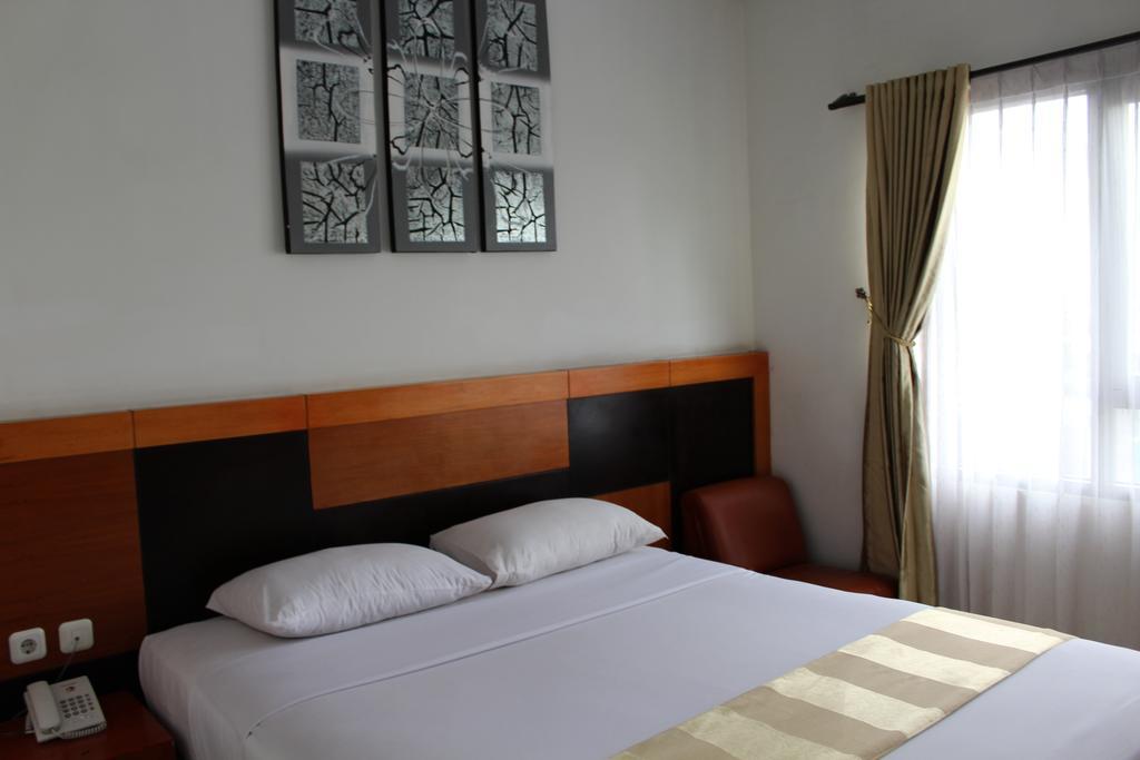 Hotel Grand Karawang Indah Экстерьер фото
