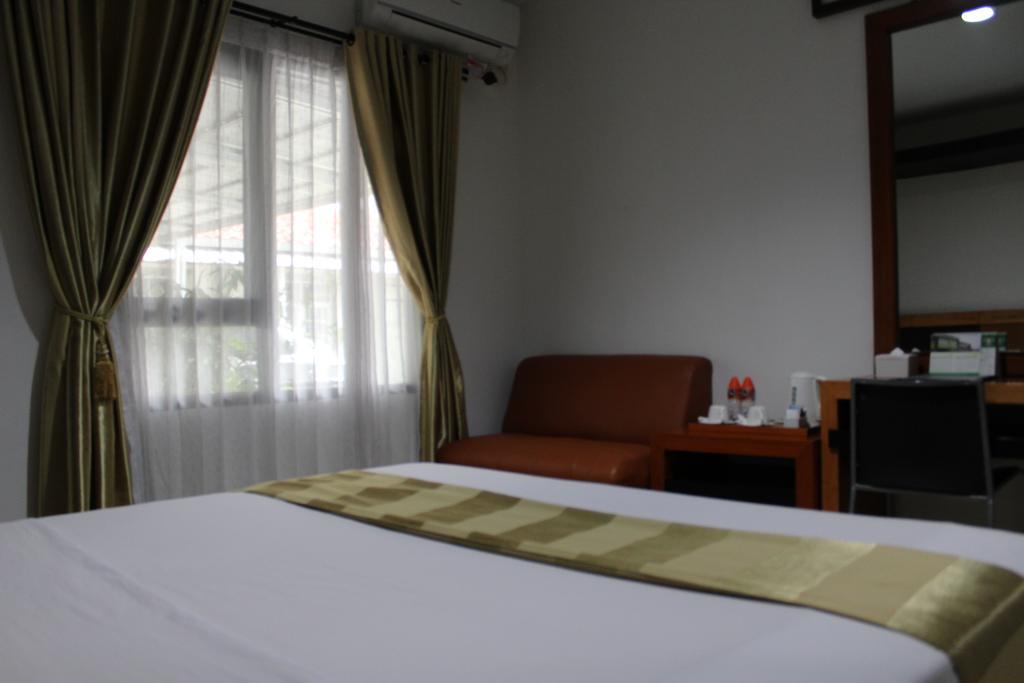 Hotel Grand Karawang Indah Экстерьер фото