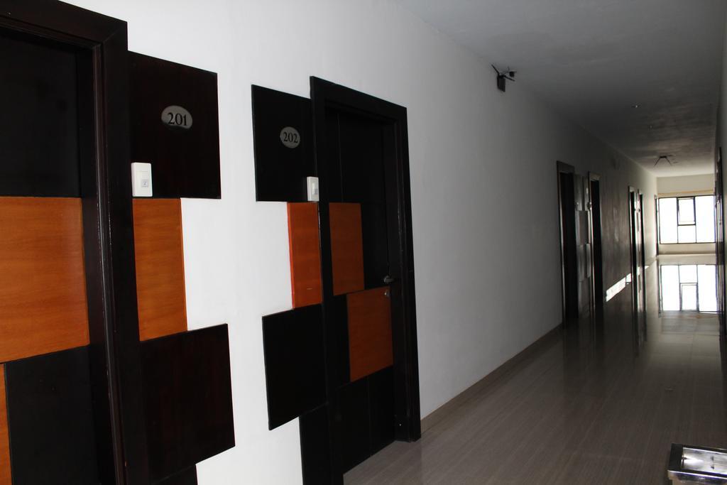 Hotel Grand Karawang Indah Экстерьер фото