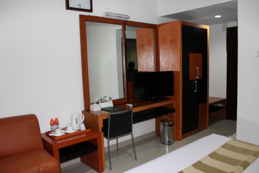 Hotel Grand Karawang Indah Экстерьер фото