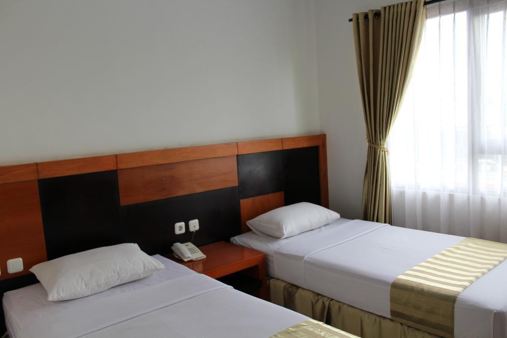 Hotel Grand Karawang Indah Экстерьер фото