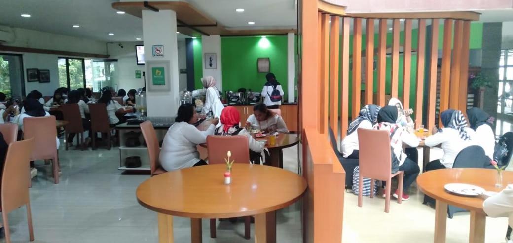Hotel Grand Karawang Indah Экстерьер фото